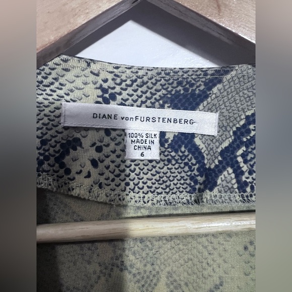 Elegant Snake Print Wrap Dress - Picture 3 of 9